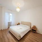 Largo Papa Tirabora Short Rent
