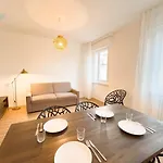 Largo Papa Tirabora Short Rent Trieste