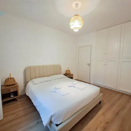 Largo Papa Tirabora Short Rent شقة ترييستي