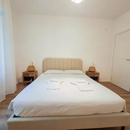 Largo Papa Tirabora Short Rent * ترييستي