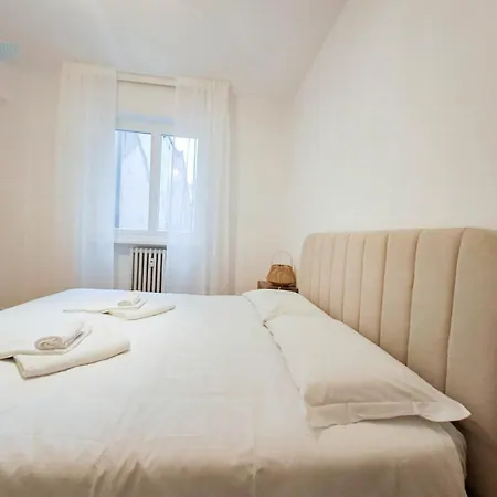 Largo Papa Tirabora Short Rent Apartamento Trieste