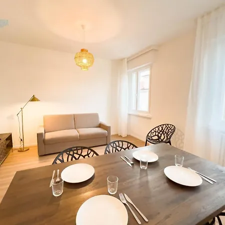 Largo Papa Tirabora Short Rent Trieste