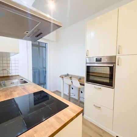 Largo Papa Tirabora Short Rent شقة *